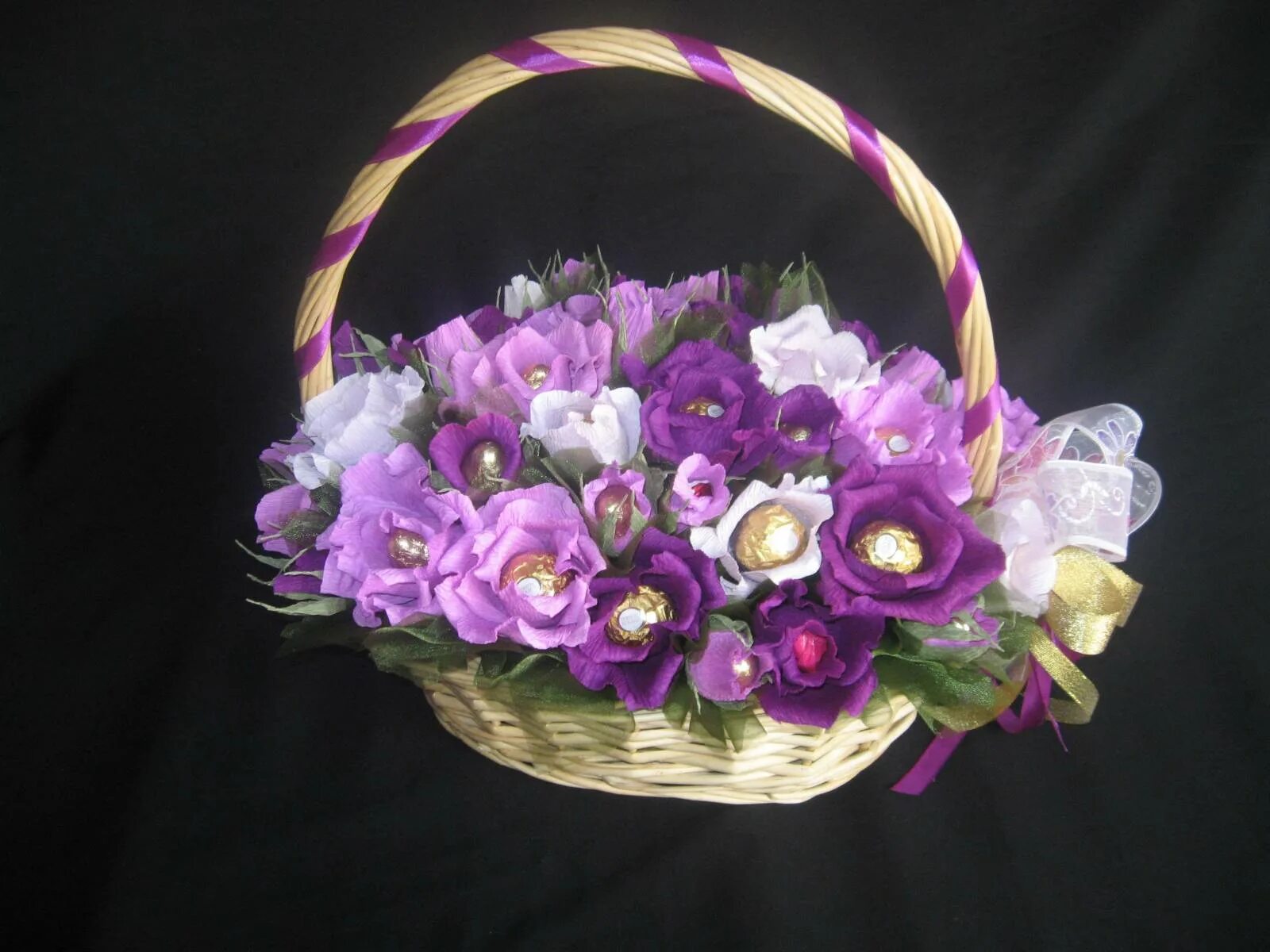 Сладкий букет в корзинке. Букет из конфет в корзине. Лепим корзину для цветов. Букет в корзинке своими руками. Корзинка с конфетами своими руками на день рождения.