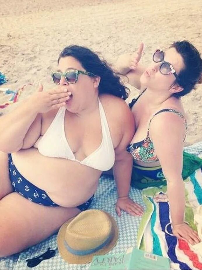Толстые девушки на пляже фото