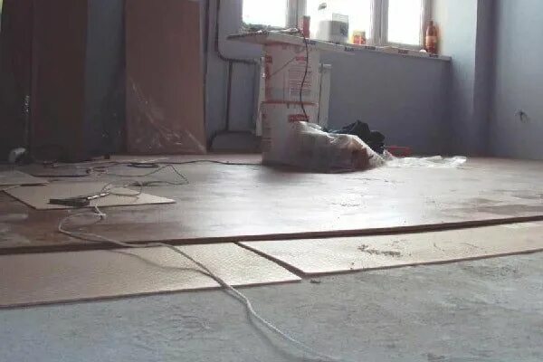 Укладка ламината на бетон. Укладка ламината. Укладка ламината на бетонный пол. Укладка ламината на бетонный пол с подложкой. Ламинат на неровный пол.