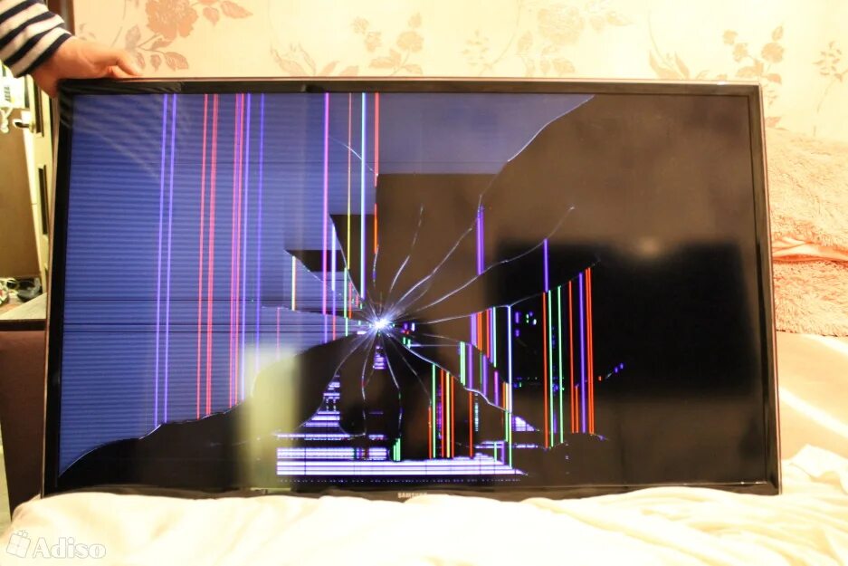 Телевизор сломался буду. Разбитый телевизор самсунг 65 дюймов. Разбитый монитор самсунг с24. Разбитый телевизор LG 50uk6750pld. Разбита матрица на телевизоре самсунг.