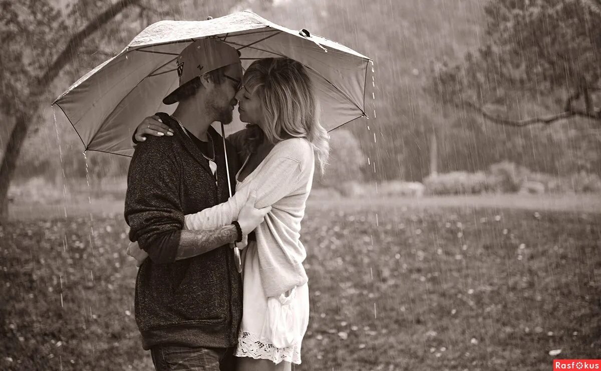 Девка под парнем. Парень и девушка под зонтом. Влюбленные под зонтом. Влюбленные под дождем. Парень и девушка под дождем.