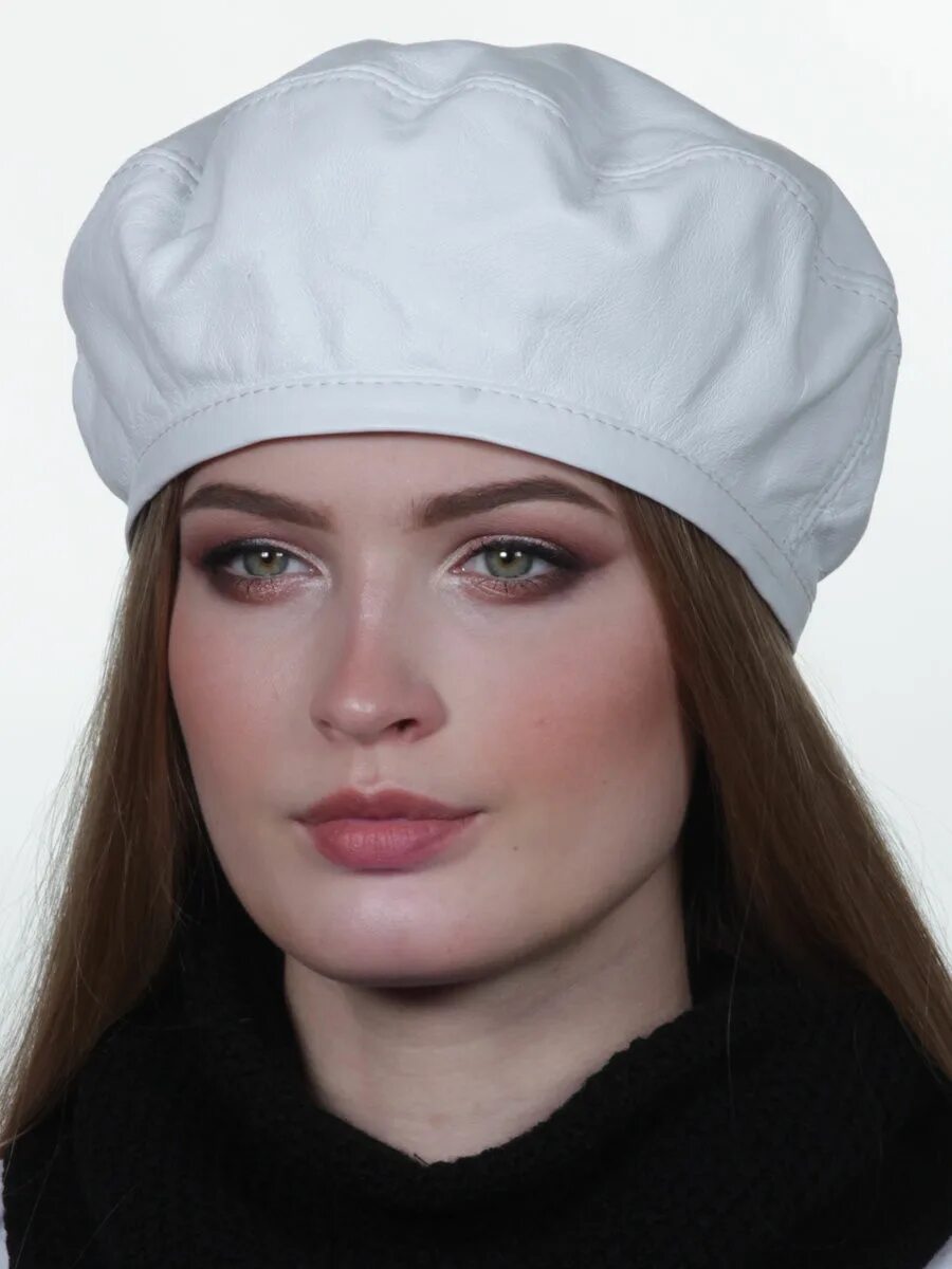 Белая вязаная беретка. Белая беретка. Фетровые шапки береты женские. Берет женский. Берет из экокожи вид сверху фото.