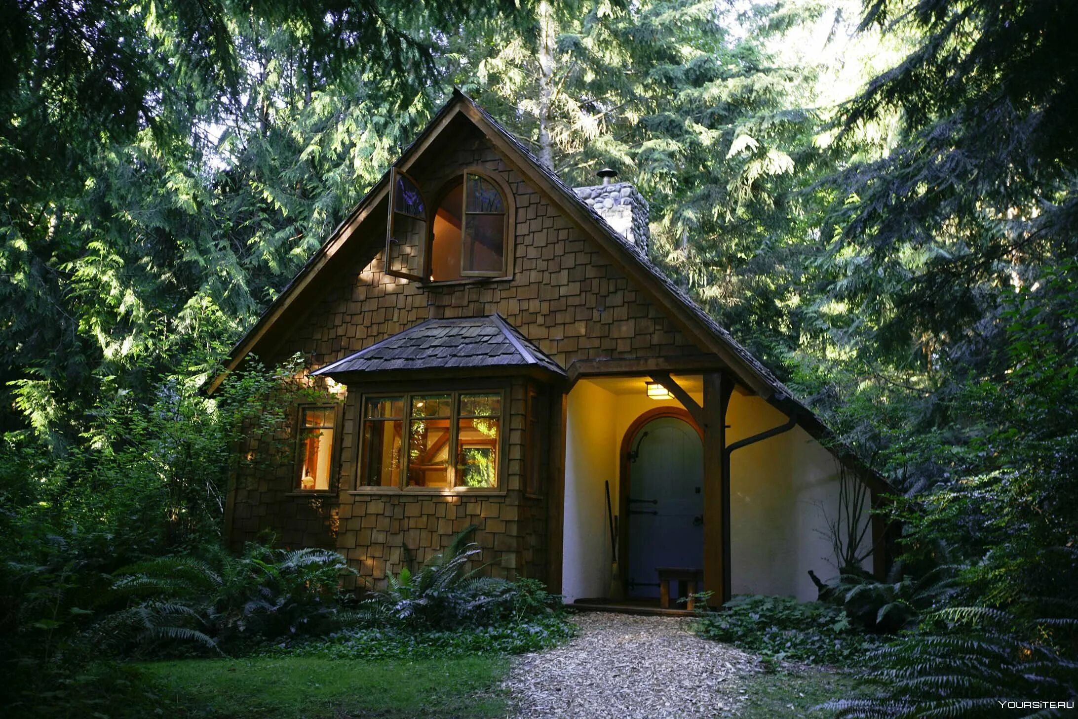 Хижина гномов, Британская Колумбия. Маленький домик. Небольшой уютный домик. Домик в лесу.