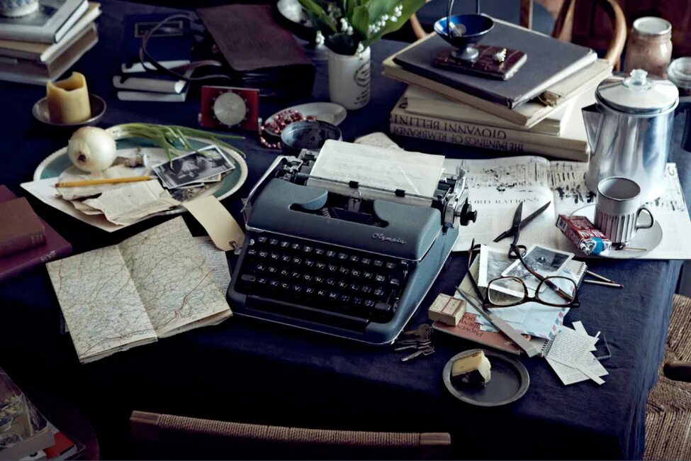 Библиотека толстого в ясной поляне. Поэтический натюрморт. Предметы на столе старинные. Натюрморт. Тематический натюрморт.