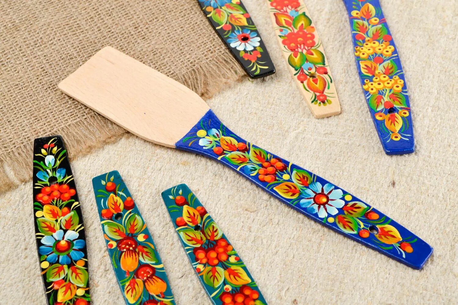 Роспись деревянной лопатки. Расписная лопатка деревянная. лопатка деревянная с росписью. расписные кухонные лопатки. роспись лопаточек деревянных.