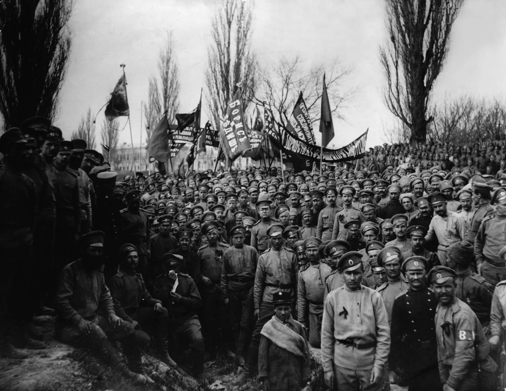 Революция после 1 мировой. Большевики 1917 солдаты. революция в россии 1917. russian revolution 1917. февральская революция солдаты 1917 год.