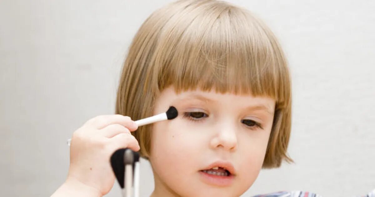 Косметика для девочек. Маленькая девочка красится. Видео для девочек. Маленькая девочка в бигудях. Девочка красится.