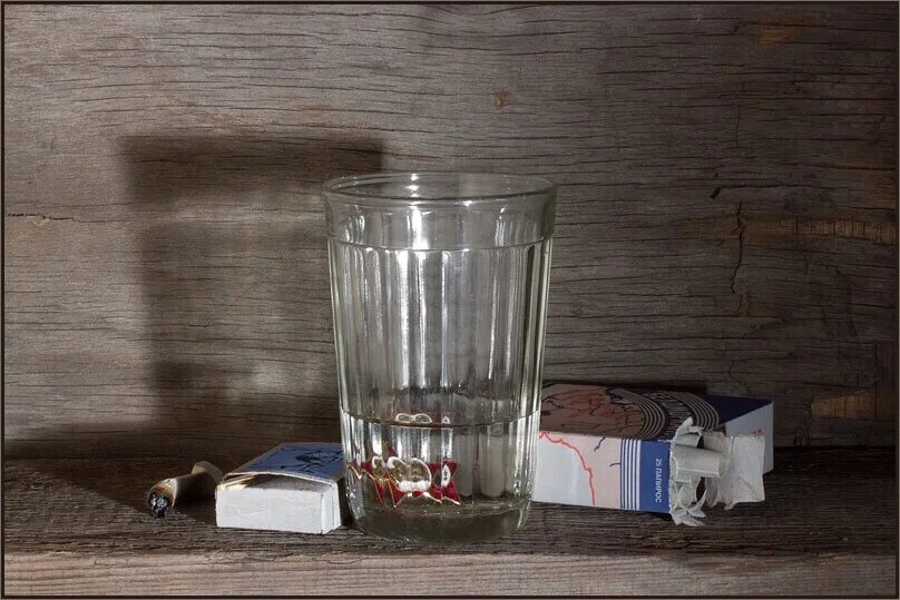 На столе пустой стакан