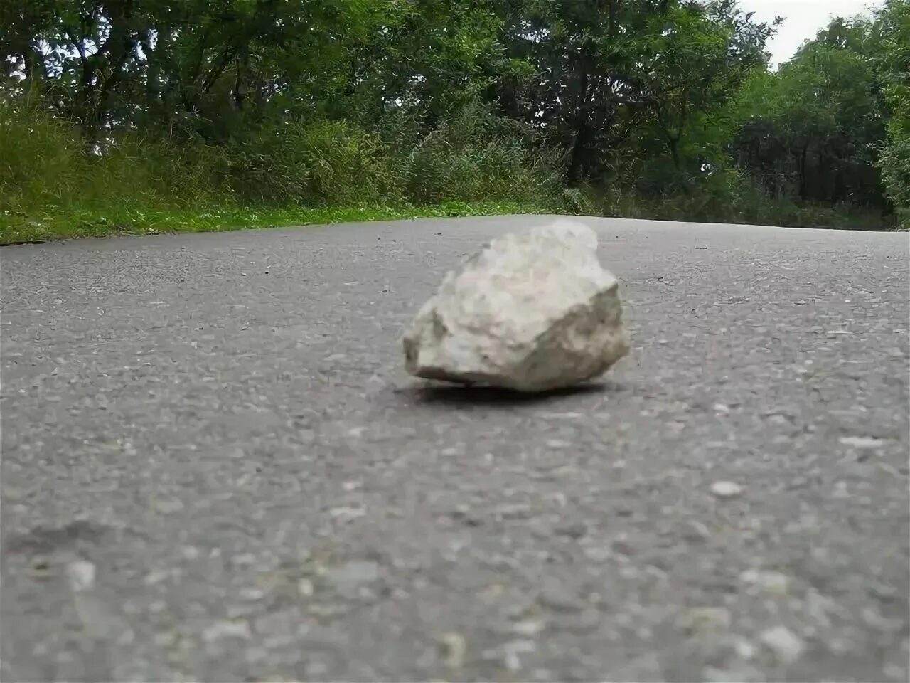 Просто будь камнем. Камень на дороге. Камушки на дороге. Камень надароге. Мелкие камни на дороге.