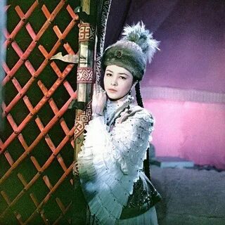 Жібек іш киімдегі қыздың фото тұсқағазы