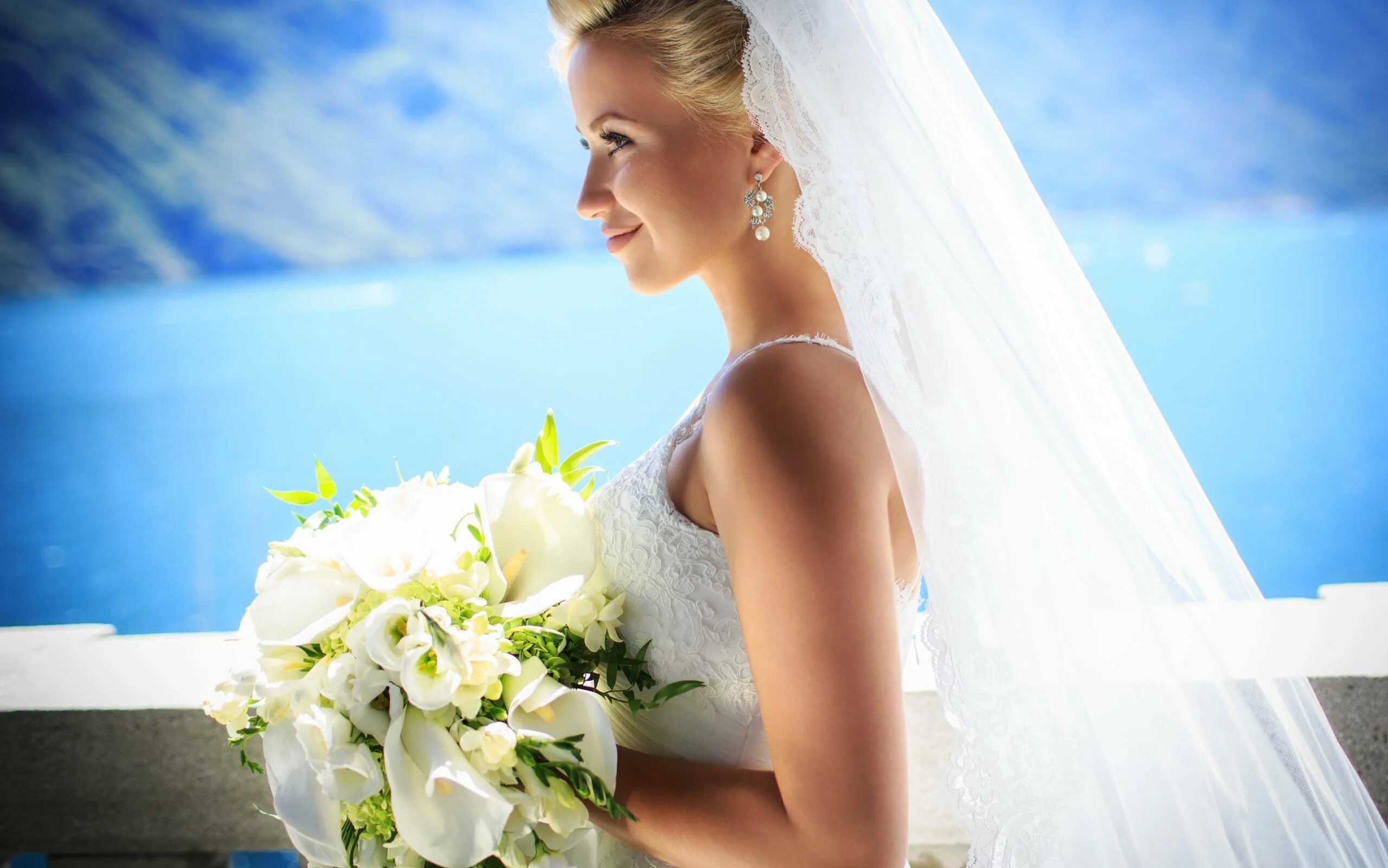 Свадебные прически с фатой. Невеста. Девушка невеста. Фотосессия в свадебном платье.