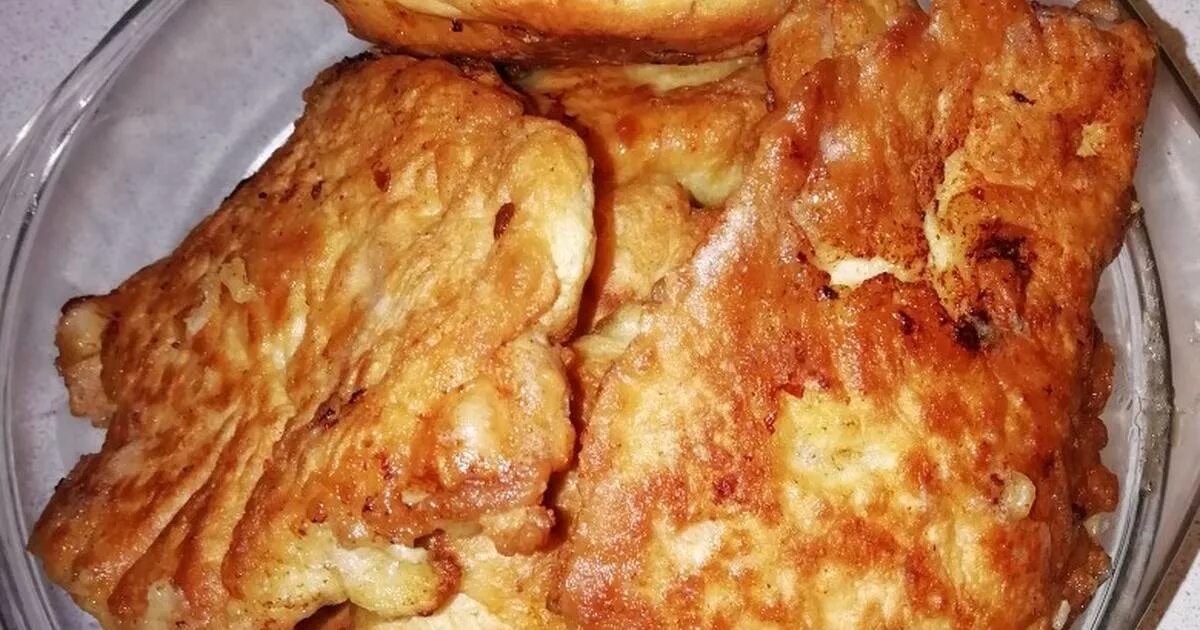 грудка в кляре. жареная курица в панировке. куриная грудкат вкляре. куриная грудка в кляре на сковороде. куриная грудка в кляре.