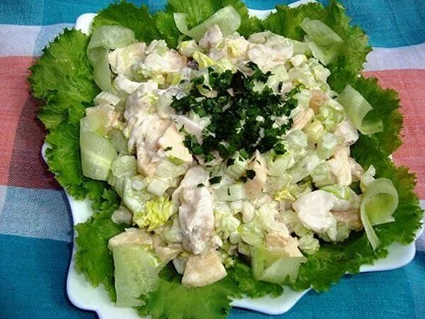 салат из стеблев сельдерея. салат из стеблей сельдерея. салат с огурцом и яблоком. салат с сельдереем. салат с сельдереем.