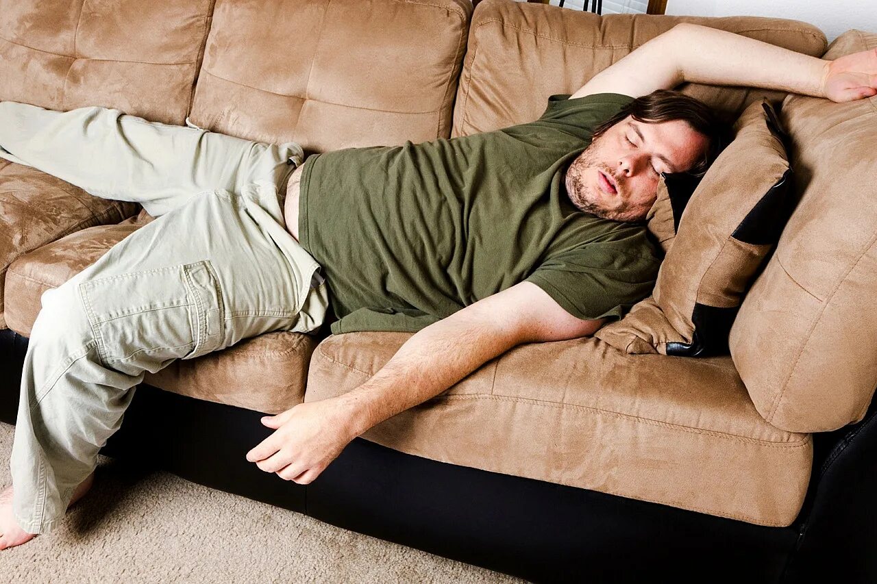 Мем парни на диване. Реакция парней мем. Мем парни на диване. Четыре парня на диване мем. Мужчина на диване.