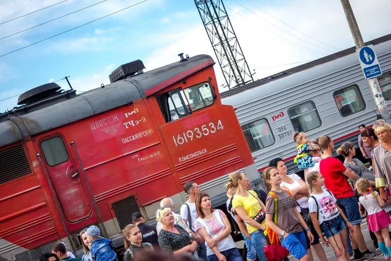 Билеты на поезд ржд хабаровск. РЖД Комсомольск. Комсомольск на Амуре железная дорога. Комсомольск на Амуре поезд. Поезд Комсомольск-на-Амуре Хабаровск.