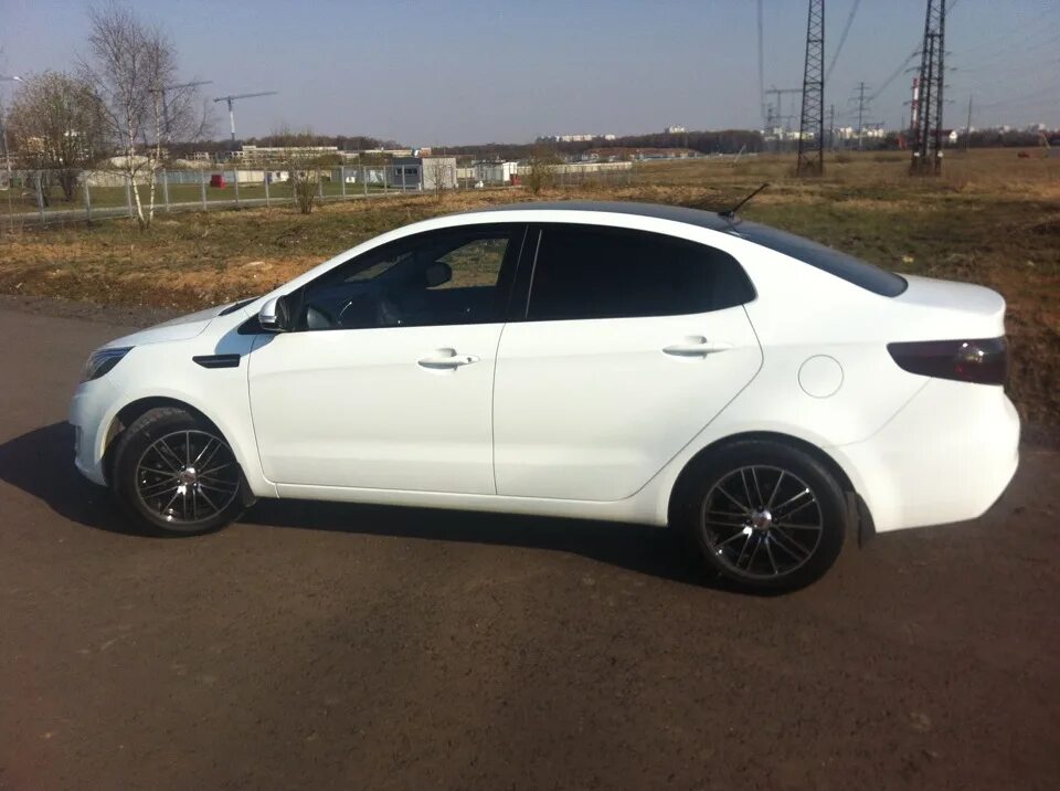 Киа рио 3 на 16. Kia Rio r16. Kia Rio диски r16. Диски Киа Рио 3 r16. White Kia Rio r16.