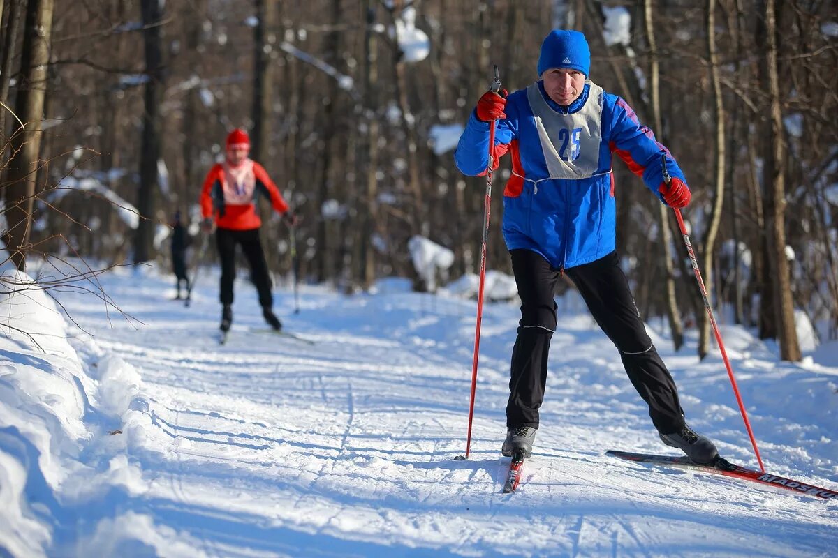 Образ лыжника. Лыжня Бирюкова 2022 Рязань. Лыжные гонки. Лыжи соревнования. Лыжники любители.
