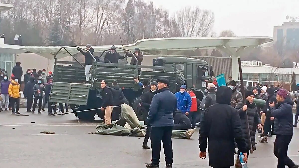 Что произошло в казахстане с девушкой. Алма Ата протесты. Казахстан беспорядки. Погромы в Казахстане. Массовые беспорядки в Казахстане.