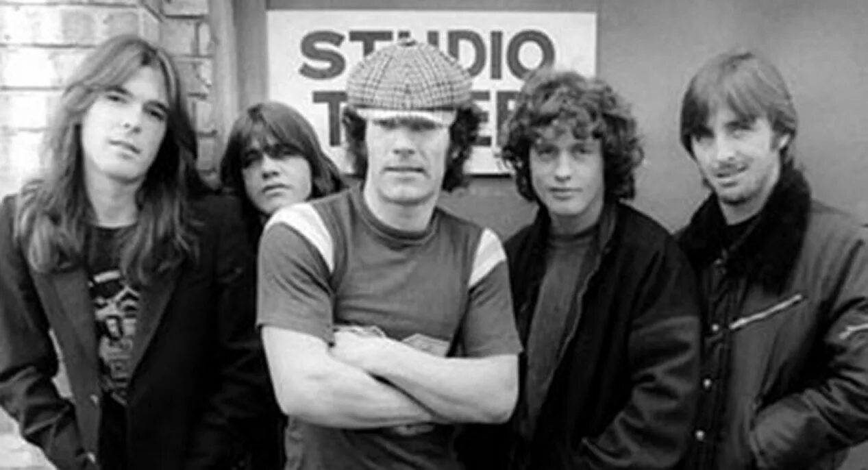 Ac dc 1978. Брайан джонсон 1991. Гитарист ac dc. Ac dc 1990. Ас dc touch too much.