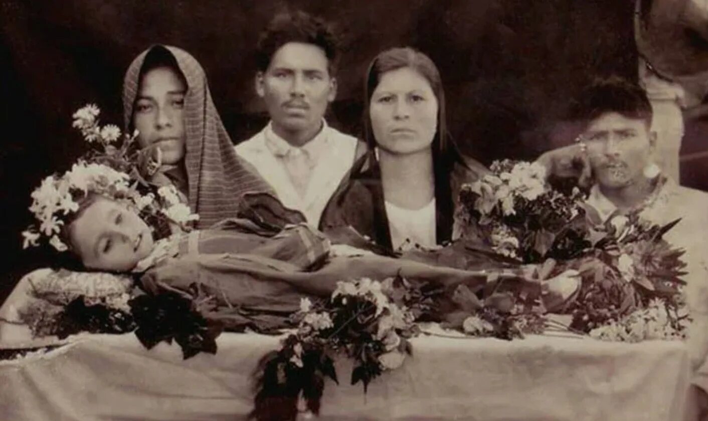 Видеть покойных родственников. Мортем викторианской эпохи семья. Мёртвые люди фотографии. Покойница в свадебном платье.