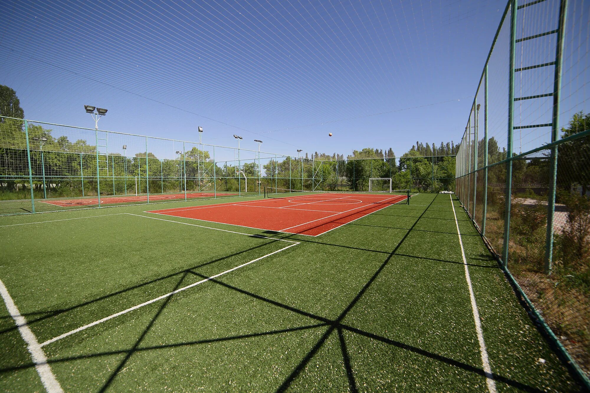 спортплощадка марко витебск. футбольный корт. спортивная площадка. марко поло киргизия иссык куль. футбольная волейбольная площадка.