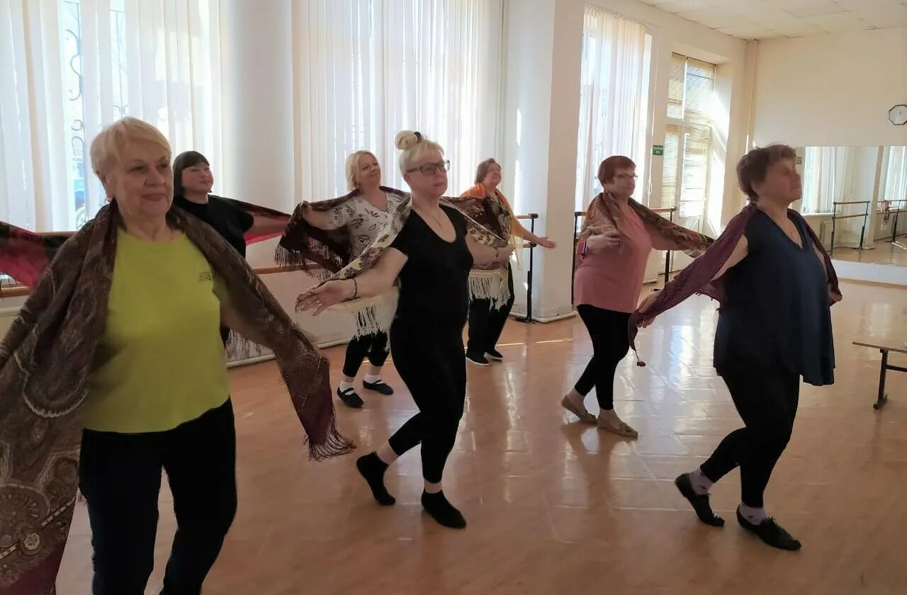 Долгопрудный аоу школа 11. Занятия йогой в парке. Долгопрудный занятия. Долгопрудный занятия. Долгопрудный занятия.