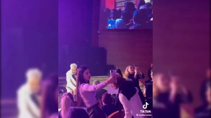 Киркоров ударил цветами. Киркоров в колготки на концерте в казахстане. Концерт киркорова в казахстане 2022 в лосинах. Киркоров дал пощечину на концерте. Киркоров ударил букетом зрителя на концерте.