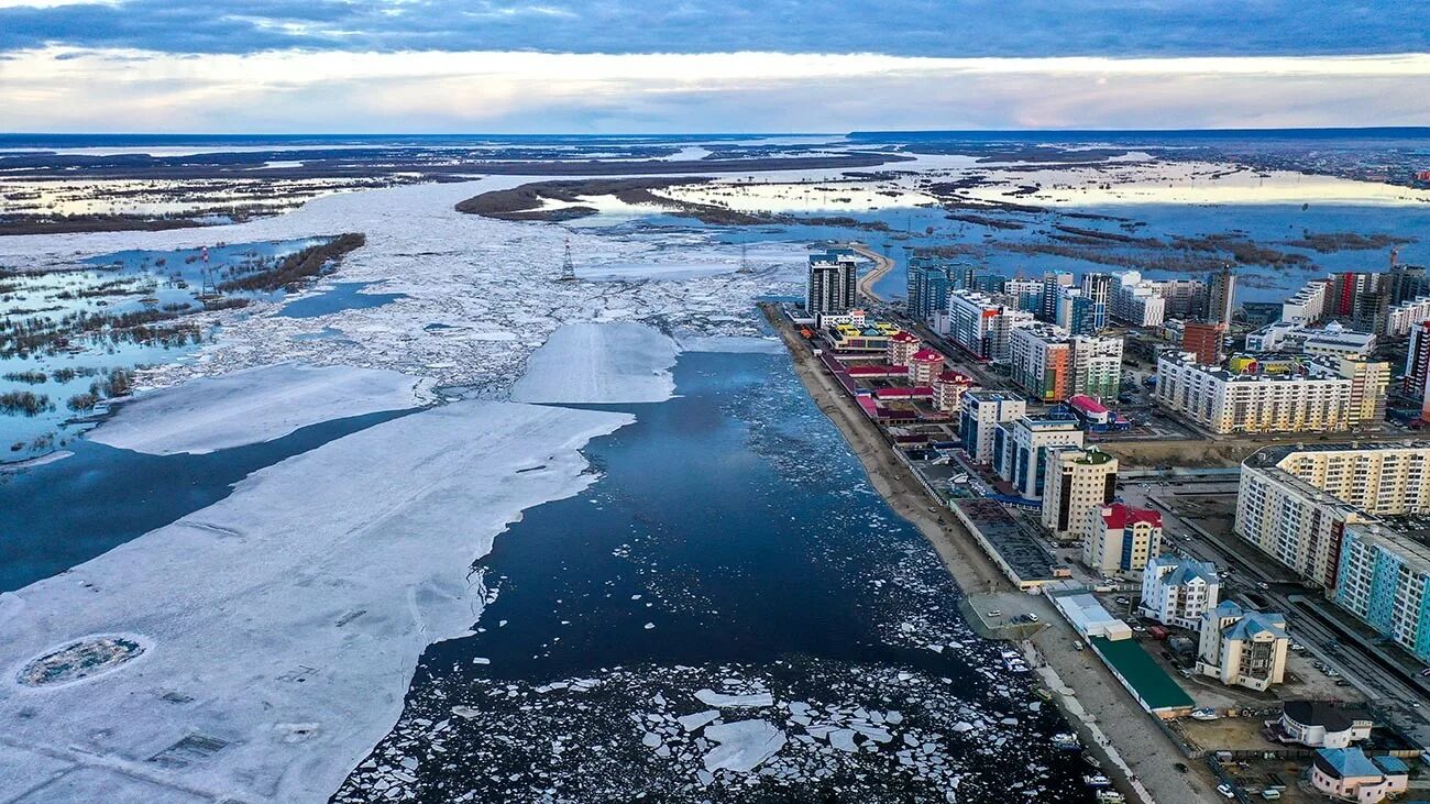 Самые речные города россии. Якутск Республика Саха Якутия. Город Якутск столица Республики Саха Якутия. Город Якутск река Лена. Город Республика (Саха Якутия) парк.