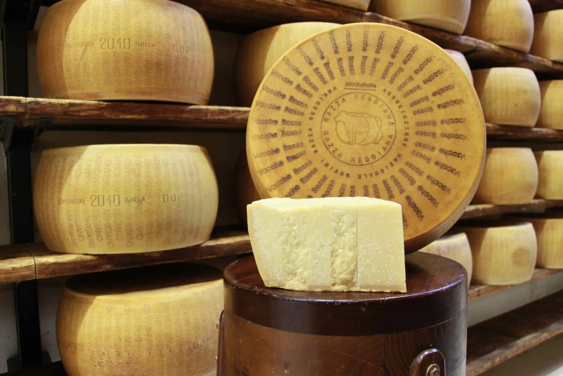 Итальянские сыры купить. Пармиджано Реджано. Сыр итальянский Parmigiano Reggiano. Сыр пармезан Реджано. Сыр Реджано пармеджано.