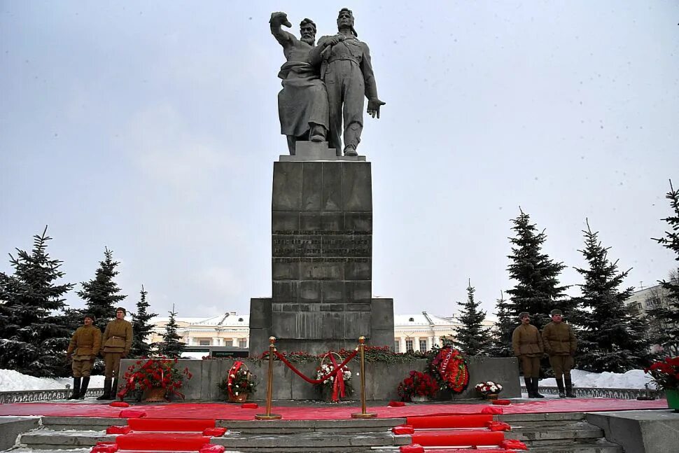 Памятник уральскому танковому корпусу в екатеринбурге. Памятник уральскому добровольческому корпусу екатеринбург. Памятник воинам уральского добровольческого танкового корпуса. Памятник добровольцам-танкистам в екатеринбурге. Памятник уральскому добровольческому корпусу екатеринбург.