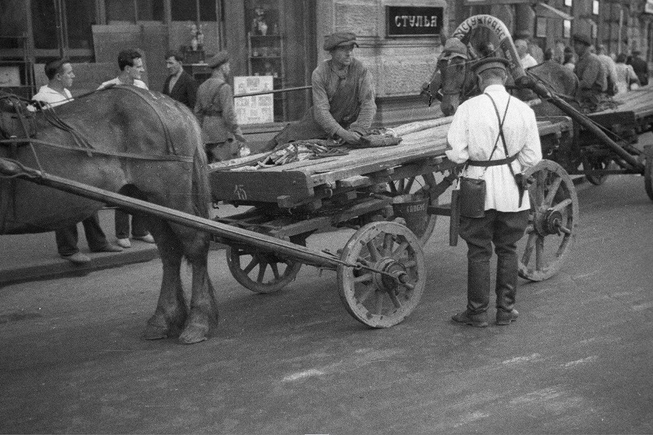 Негры телега. Ломовые извозчики в Москве. Телега СССР. Ломовой извозчик. Извозчик крестьянин.