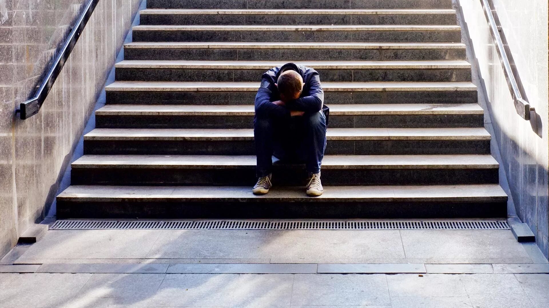 Мальчик сидит на лестнице. Мужчина на ступеньках. Стильный подъезд фото. Гопники на лестнице. Сидеть в подъезде на ступеньках.