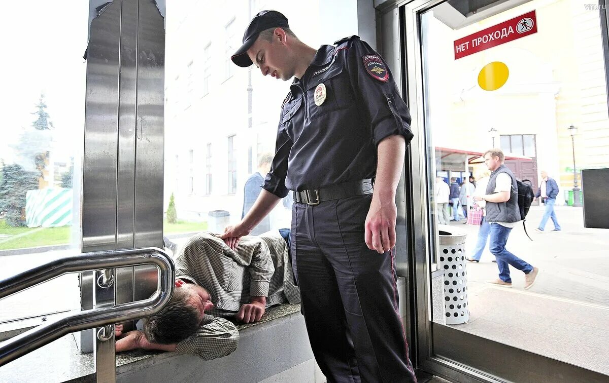 Безопасность московского метрополитена. Служба безопасности метрополитена Выхино. Полиция в метро. Менты на вокзале.