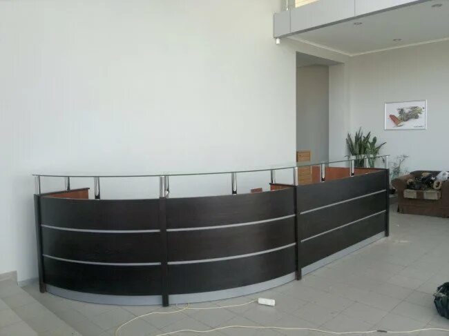 сотрудник рецепции. ресепшн слово. прайс лист на ресепшен. 3850*1100*1200 стойка ресепшн орех. ресепшн как правильно писать на русском.