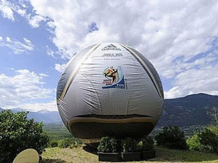 Самой дорогой мяч. Огромный мяч. Самый большой мяч в мире. Самый большой футбольный мяч. Самый большой мячик.