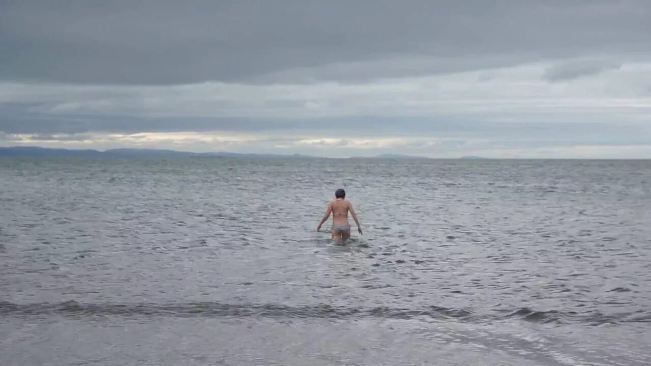 Баренцево море можно купаться. Купание в баренцевом море. море лаптевых купаться. купающийся человек в баренцевом море. печорское море купаться.