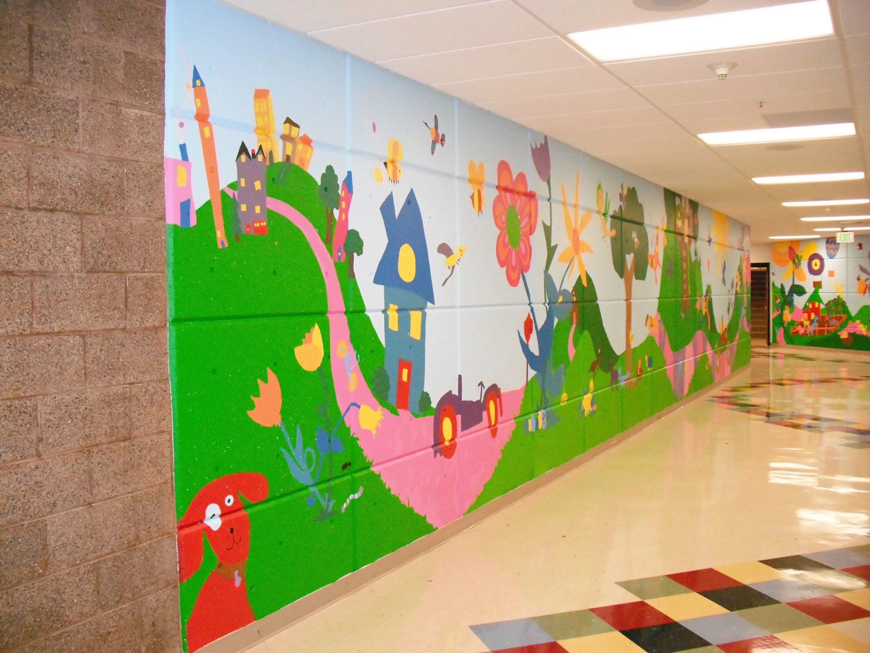 Как можно оформить школу. Декор стен в школе. Роспись стен в школе. Стена в начальной школе рекреации. Креативные стены в школе.