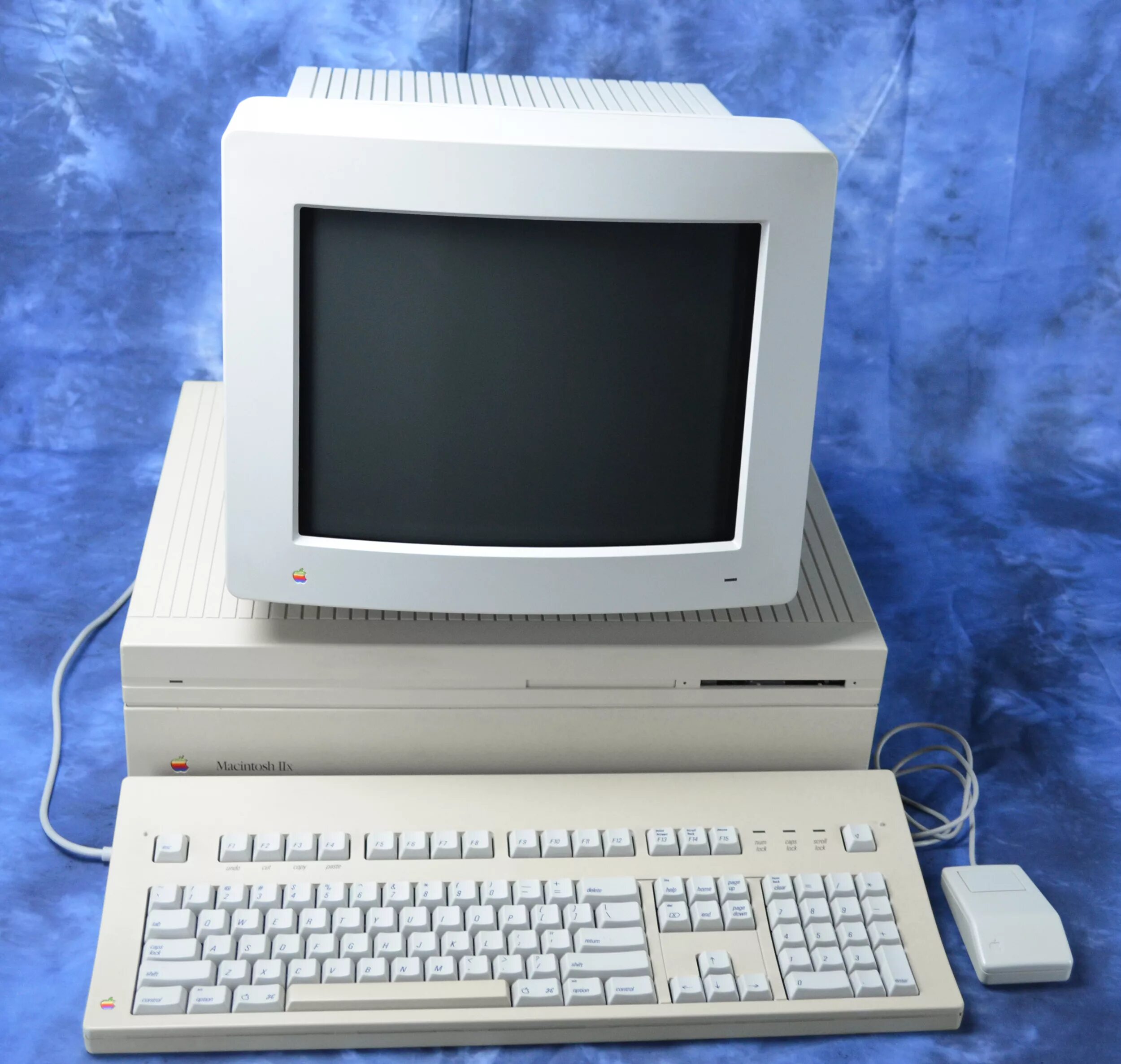 Компьютер Apple Macintosh (1984). Первые компьютеры Эппл макинтош. Эппл макинтош 1984. Компьютер макинтош 1984.
