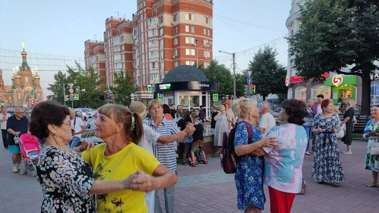 Иваново погулять. Марийское лето. Марийское лето Йошкар-Ола. Уличные выступления. Йошкар-Ола вечером.