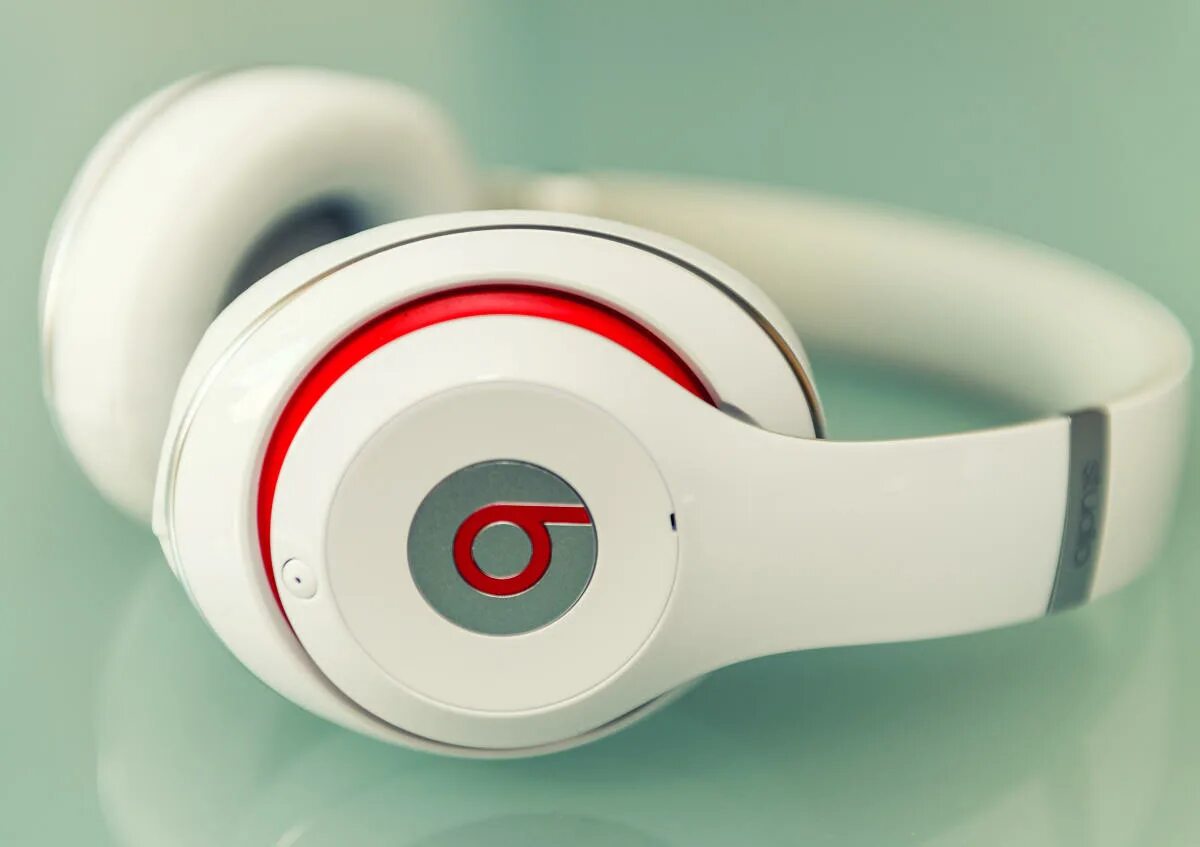 Beats реклама. Наушники Beats Studio 3. Наушники Beats by Dr Dre. Монстер битс с эпл. Наушники битс бай доктор Дре с батарейками.