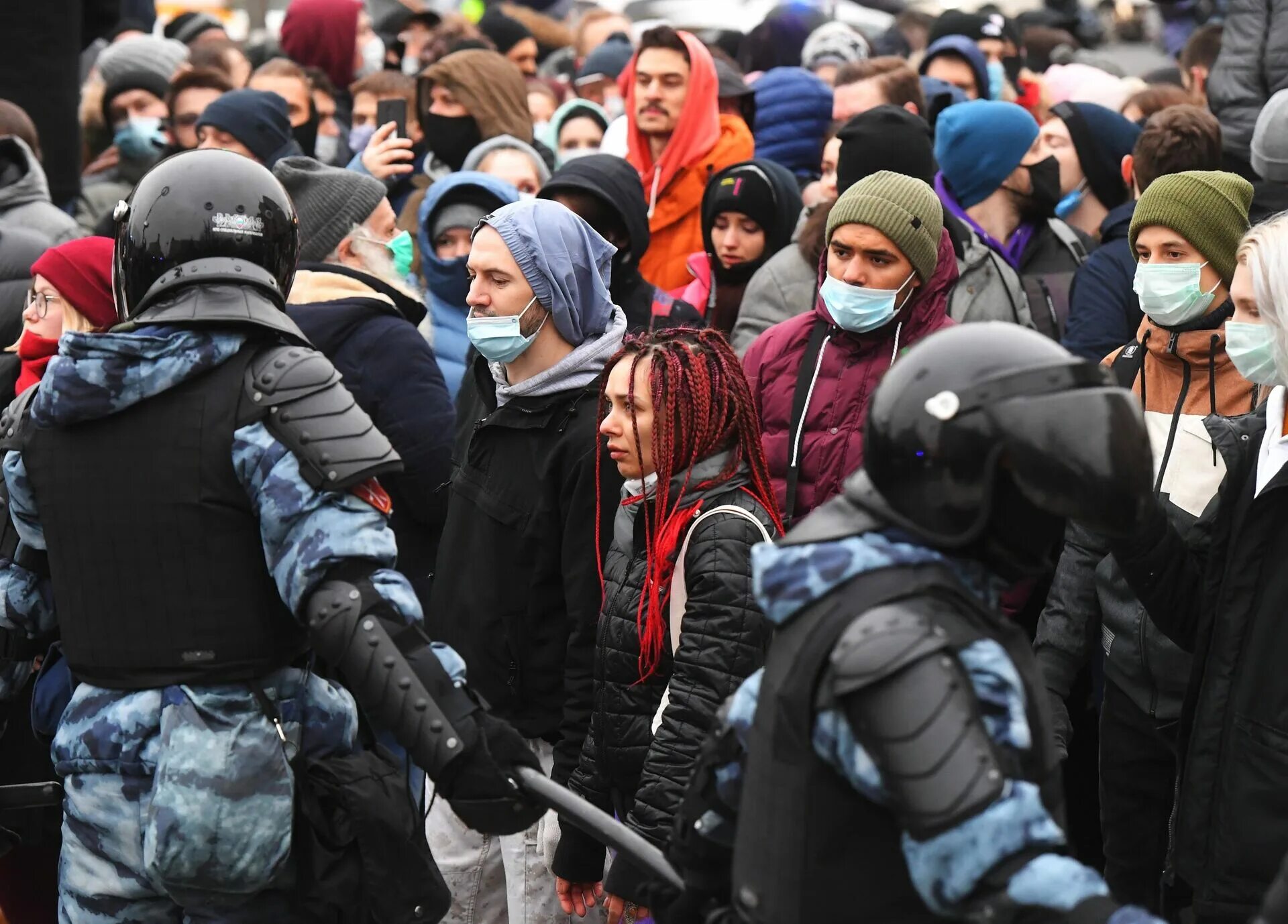 Люди на митинге. Бунт школьников. Несогласованный митинг в Москве. Митинг дети несанкционированный это. Митинги 26