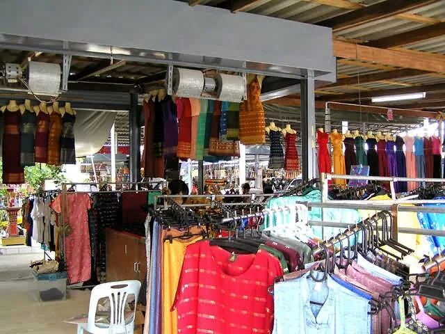 Паттайя где купить. Рынок одежды в Тайланде. Тайский рынок одежды. Магазин однждыв Тайланде. Рынок одежды в Паттайе.