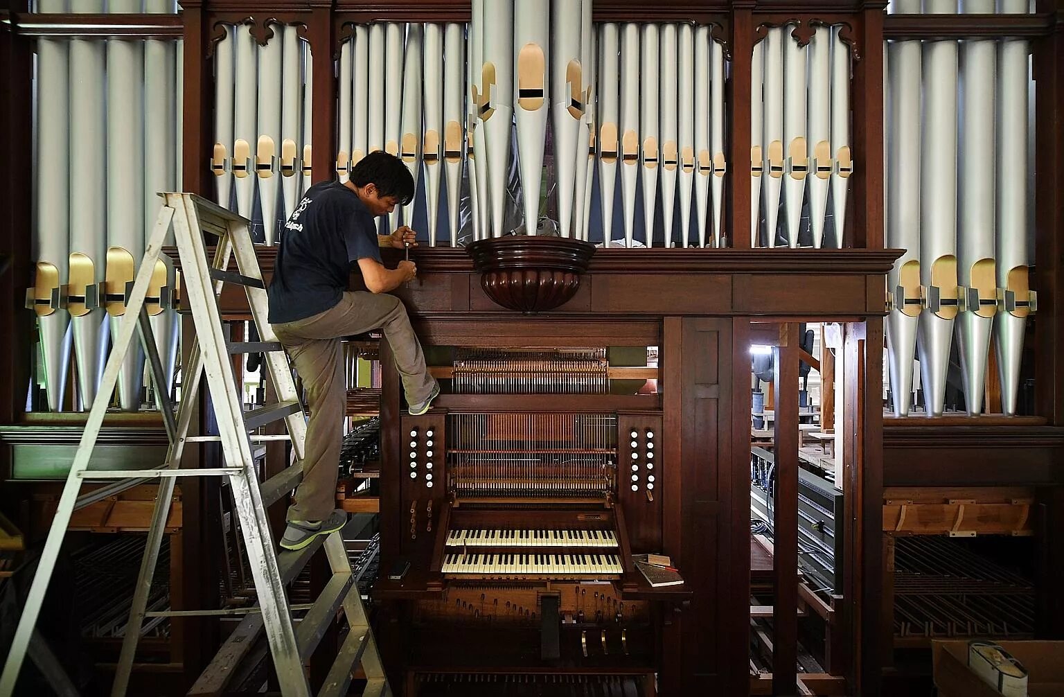 Орган мужчины видео. Бах Органная. Орган 17 век Баха. Игра на органе Бах. Орган музыкальный инструмент.