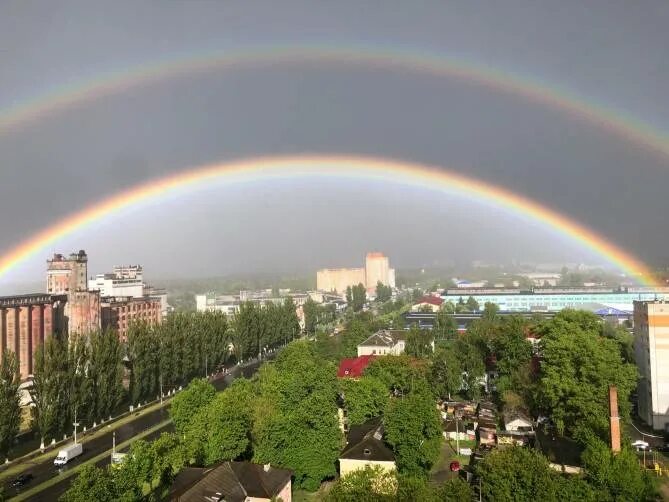 Радуга над городом. Радуга после дождя в городе. Дождь для радуги. Радуга в небе после дождя. Радуга после дождя в городе.