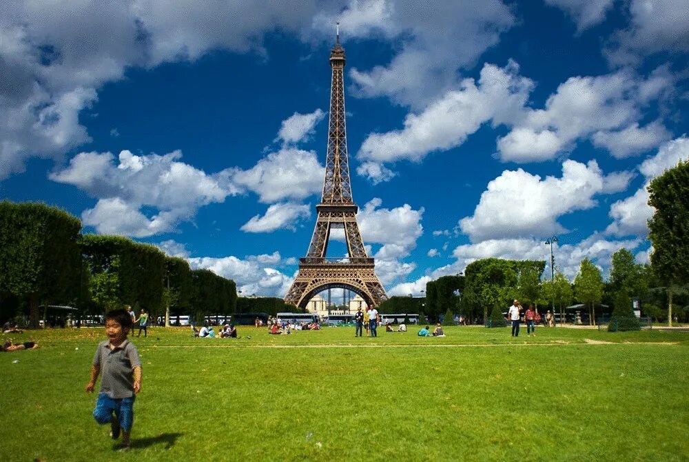 Эйфель башня. Эфилевская башня в Париже. Около Эйфелевой башни. Парк возле Эйфелевой башни.