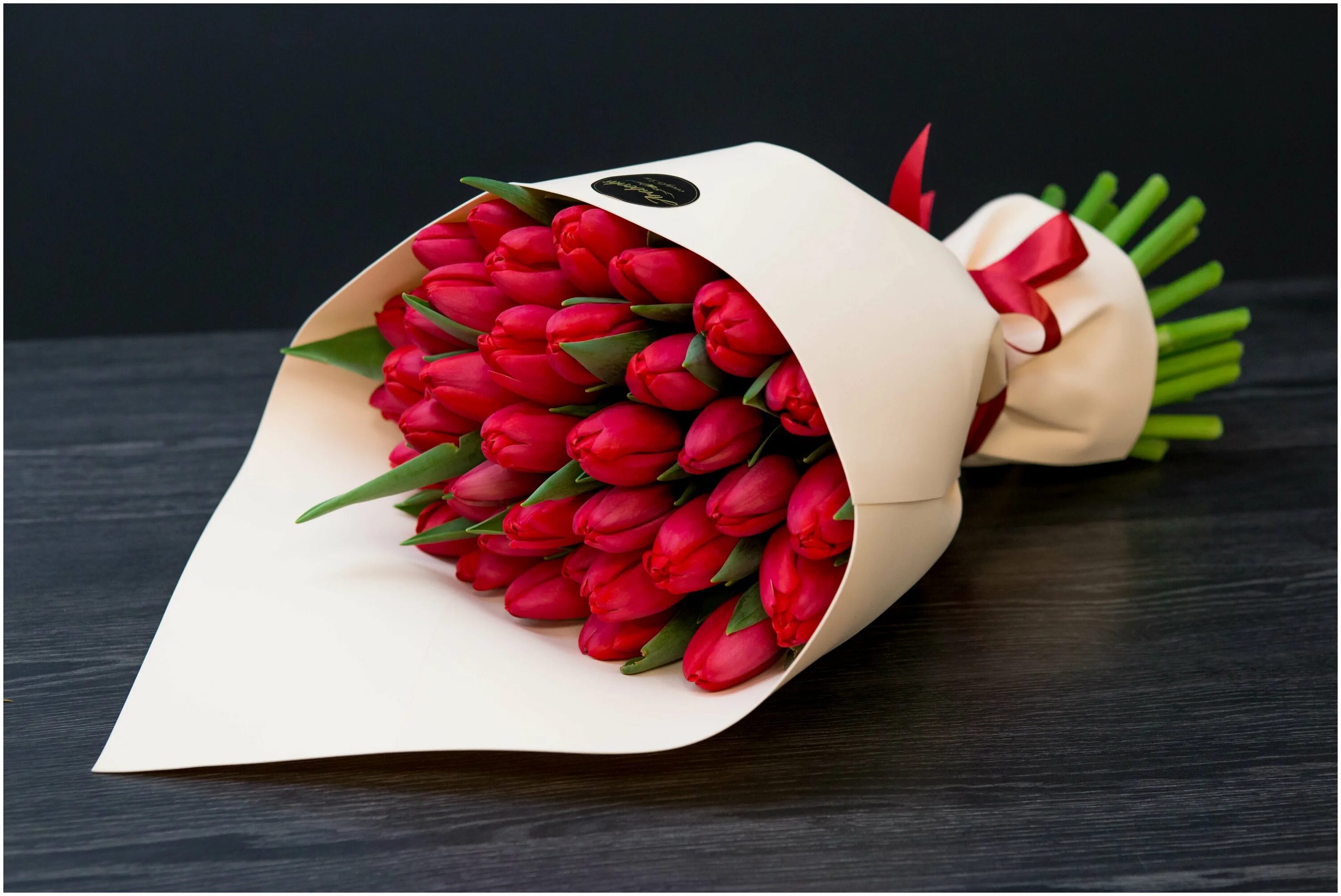 букет из 29 тюльпанов микс. 29 белых тюльпанов. 29 тюльпанов фото. 29 тюльпанов. 25 пионовидных тюльпанов.