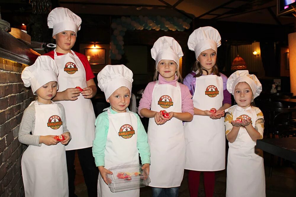 Кафе Назымчанка Ханты-Мансийск. Костюмы поварят для детей. Дети в костюме кондитера. Форма кондитера детская.