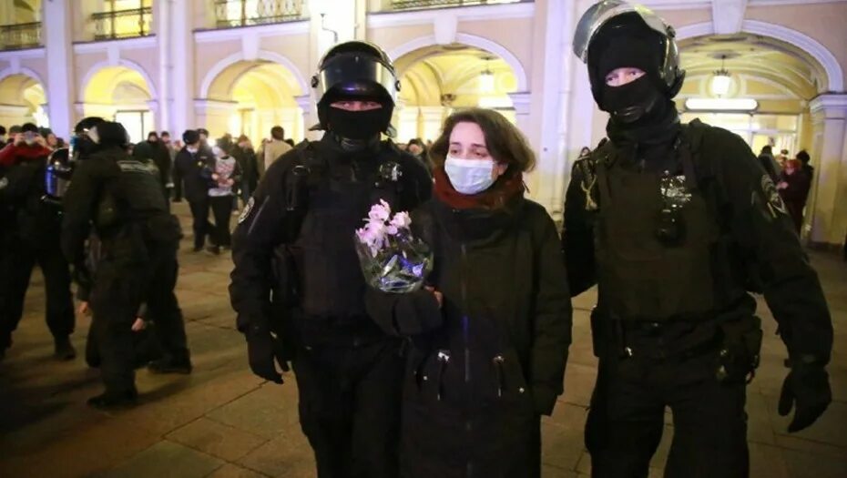 Новости дня 6 февраля. Митинг против войны в СПБ. Протесты на Гостинном дворе. Гостиный двор задержания. Протесты в России сейчас.