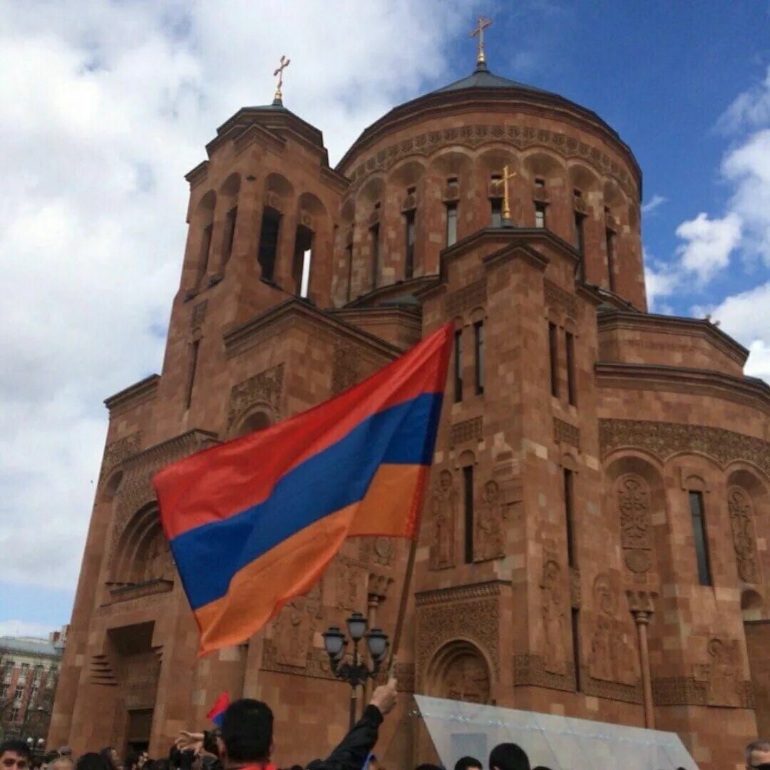 Армянские арм. Армянская Церковь в Ереване. Армянская Церковь Владикавказ 2022. Ереван армянский флаг. Армения 2006 ААЦ.