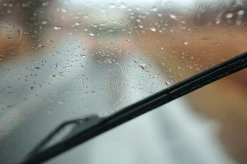 Дождь после замены лобового. Капли на лобовом стекле. Лобовое стекло в каплях. Капли дождя на стекле авто. Дождь в лобовое стекло.
